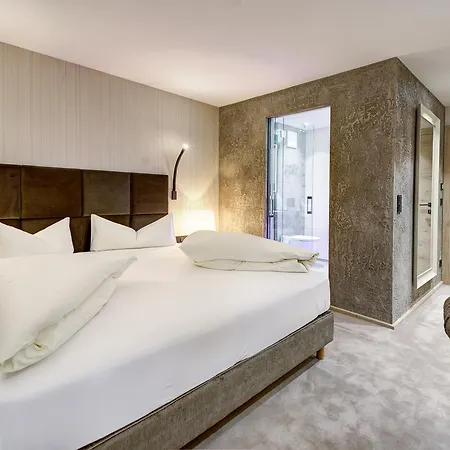 Rose Hotel